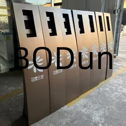 Individuell dimensioniertes Display-Rack für SIP-Video-Türsprechanlagen