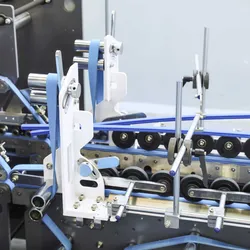 Kartonagenmaschine für die Herstellung von Verpackungen für Hustensirup