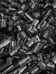 Giunto metallico per sistema di scaffalature per tubi