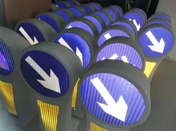 Placa de trânsito LED personalizável para orientação segura em cruzamentos
