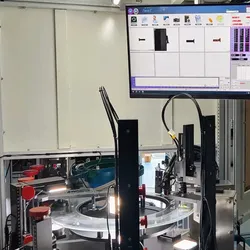 Bildverarbeitungsgerät zur Erkennung und visuellen Prüfung des Erscheinungsbilds von hohlen Hardware-Nieten