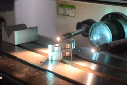 Projetor de Perfil Horizontal com Grande Tela de Projeção