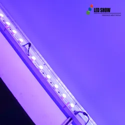 Módulo de iluminação lateral RGBW com mistura dinâmica de cores para sinalização e teto