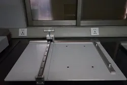 Präzises Proben schneiden an einer Maschinen für die Druckprüfung