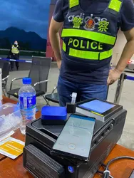Utilizzando un sorgente di ionizzazione non radioattiva per il rilevatore di tracce esplosive
