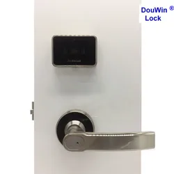 Sistema di serratura per porte di hotel con sensore controllato da computer e software