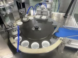 Verschlussauskleidungsmaschine
