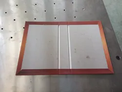 Notizbuchgehäuseherstellungsmaschine und Gehäusemaschine