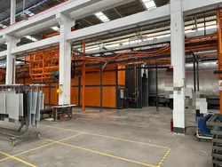Eingeschlossene Pulverbeschichtungsanlage für die Beschichtung von Stahlkomponenten mit automatischem Fördersystem