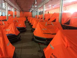 Marine Evakuierungssystem aufblasbares Rettungsfloß vertikaler und geneigter Fluchtweg offenes Rettungsfloß