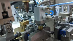 Macchina per la produzione automatica di fascette per tubi