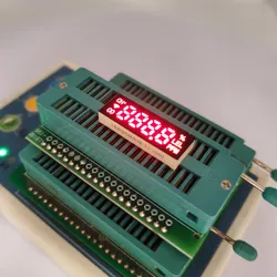 Hochsichtbare rote LED-Uhr für schnelle Zeitüberprüfungen