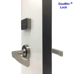 Sistema di serratura per porte di hotel con sensore controllato da computer e software