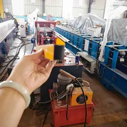 Macchina automatica per la formazione di tubi di scarico in acciaio zincato per grondaie