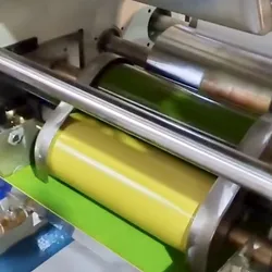 Fabrik maßgeschneiderte zweifarbige Druckkante Prägung 1/4 Faltpapier Serviettenmaschine