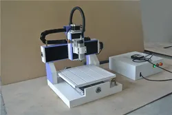 Macchina per la lavorazione del legno per la creazione di mini insegne pubblicitarie