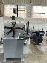 Máquina para fabricar resortes de bisagra