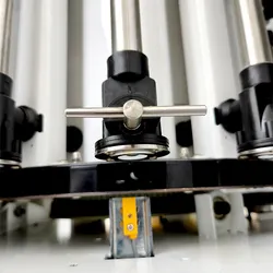 Dispenser automatico per miscelazione di vernice acrilica a base d'acqua con tintura computerizzata