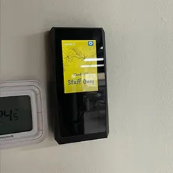 Sistema di Controllo Accessi con Smart Card per Accesso ai Magazzini Autogestiti