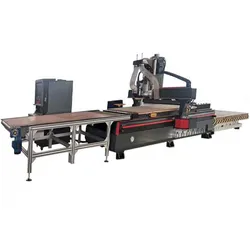 Router CNC per porte in legno con cambio automatico degli utensili e tavolo di carico automatico