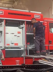 Feuerwehrfahrzeug hinterer Fach drehbarer Lagerregal