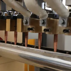 Luftfilterherstellungsmaschine Filterrohrherstellungsmaschine Filterrohrherstellungsmaschine Spiraltubenherstellungsmaschine Automatische Diamantgitterwalzmaschine Pljy350-700