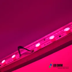 Módulo de iluminação lateral RGBW com mistura dinâmica de cores para sinalização e teto