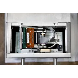 Kodiermaschine für thermischen Transferdrucker in der Verpackungslinie