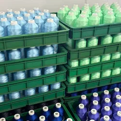 Hochfestes, strapazierfähiges, lichtbeständiges, glänzendes Polyester-Stickgarn mit elastischem Kern