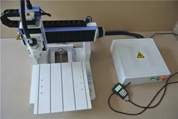 Macchina per la lavorazione del legno per la creazione di mini insegne pubblicitarie