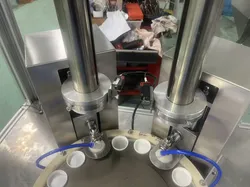 Verschlussauskleidungsmaschine