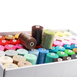 Lebendiges Sortiment kleiner Spulen Polyester Nähfaden Set