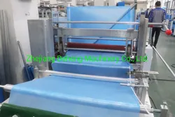 Máquina para fabricar gorros desechables para médicos