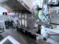 Máquina de embalaje y envoltura de pajillas para bebidas frías