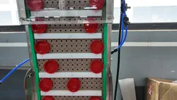 Automatische Kappenverkleidungseinlegemaschine