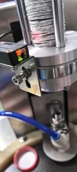 Automatische Kappenverkleidungseinlegemaschine