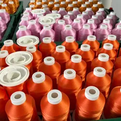 Hochfestes, strapazierfähiges, lichtbeständiges, glänzendes Polyester-Stickgarn mit elastischem Kern