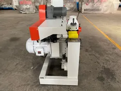 Máy làm cán chổi gỗ tròn