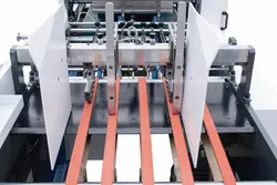 Automatische Kartonbox-Fensterverklebe-Maschine Verpackungsbox-Fensterfolienaufbringmaschine