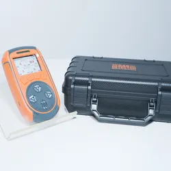 Rilevatore di gas portatile con design robusto e arrotondato, pannello arancione accattivante