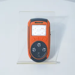 Rilevatore di gas portatile con design robusto e arrotondato, pannello arancione accattivante