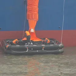Marine Evakuierungssystem aufblasbares Rettungsfloß vertikaler und geneigter Fluchtweg offenes Rettungsfloß