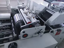 Vollautomatische Multifunktions-Eckenabschneide- und Linienpressmaschine für Fensterpatching