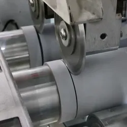 Vollautomatische Doppelachsen-Papierkernschneidemaschine mit patentiertem Schneiddesign