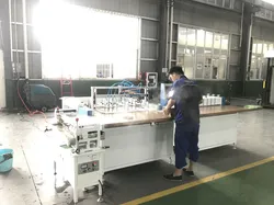 Notizbuchgehäuseherstellungsmaschine und Gehäusemaschine