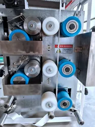 Máquina de embalaje y envoltura de pajillas para bebidas frías