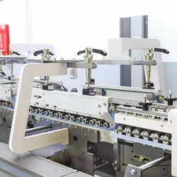 Kartonagenmaschine für die Herstellung von Verpackungen für Hustensirup