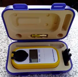 Refraktometer Digital Tampilan Instrumen Laboratorium