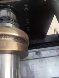 Macchina per la formatura di coperture per radiatori a letto ospedaliero in metallo con telaio e ruote