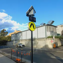 Sistema di sicurezza radar ad alimentazione solare per la protezione delle strade rurali